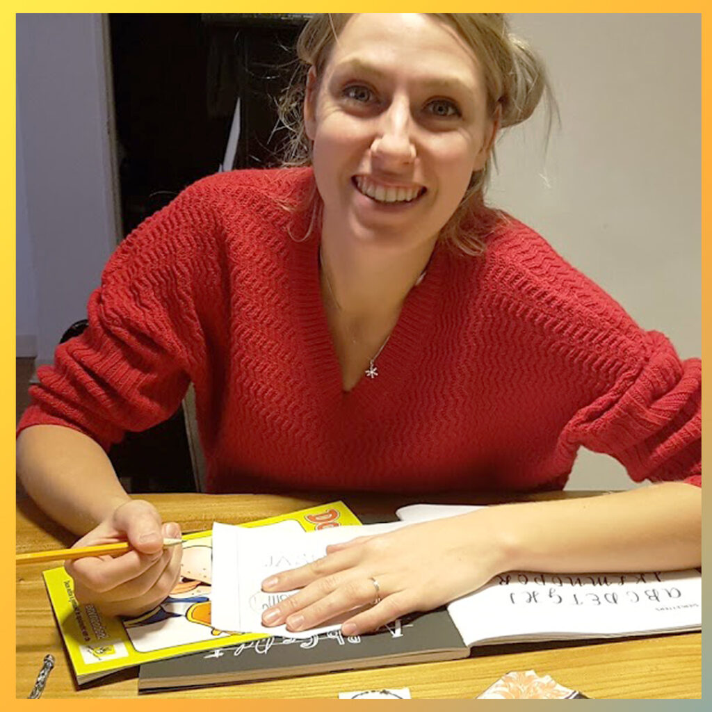 Deelnemer maakt schets voor linosnede.