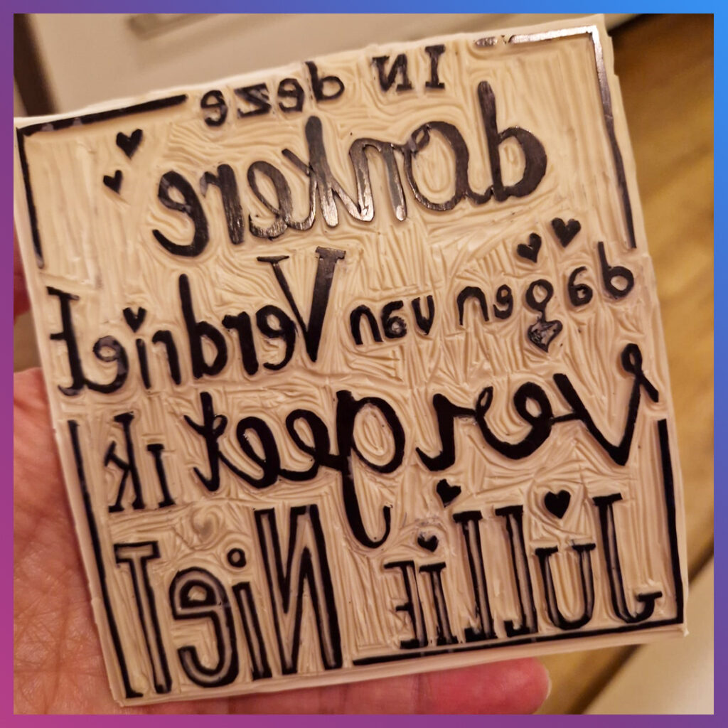 Vierkante lino met tekst over verdriet in spiegelbeeld.