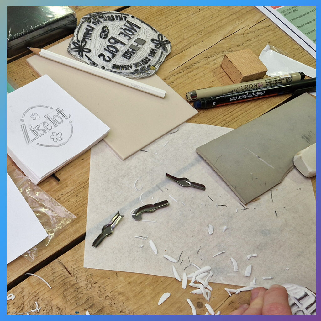 Workshoptafel met gutsmessen, schetsen en rubber.