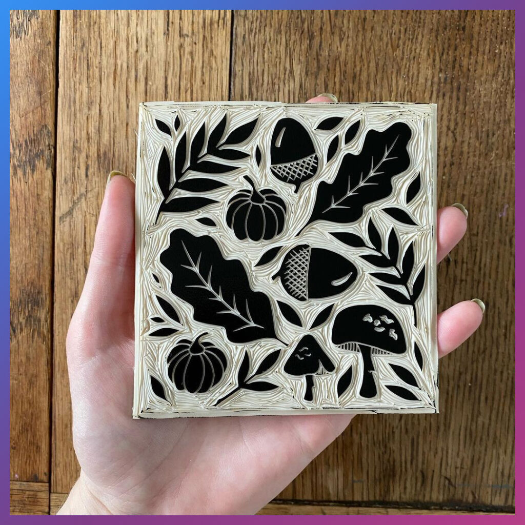 Linosnede met herfstbladeren, eikels en paddenstoelen.