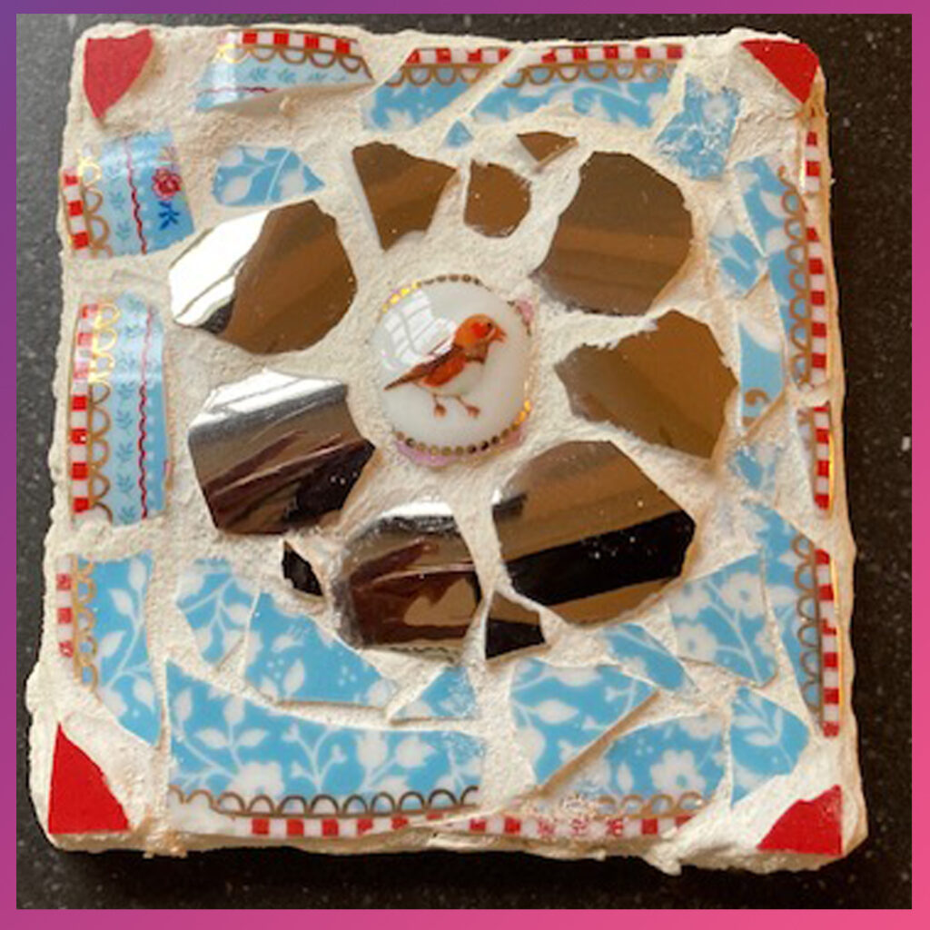 2x12 cm tegel met mozaïek, rood en blauw met een vogeltje.