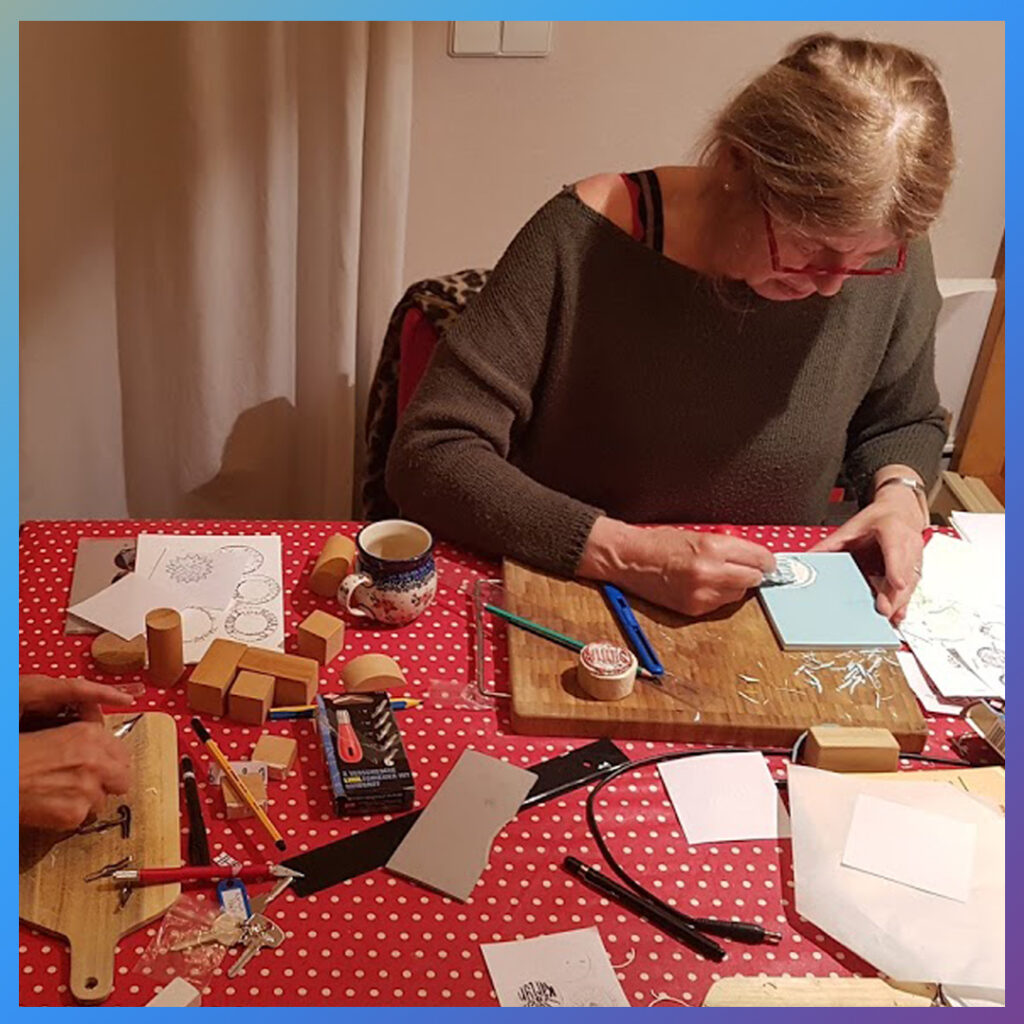 Deelnemer guts met Essdee gutsmesje in rond stempelrubber.