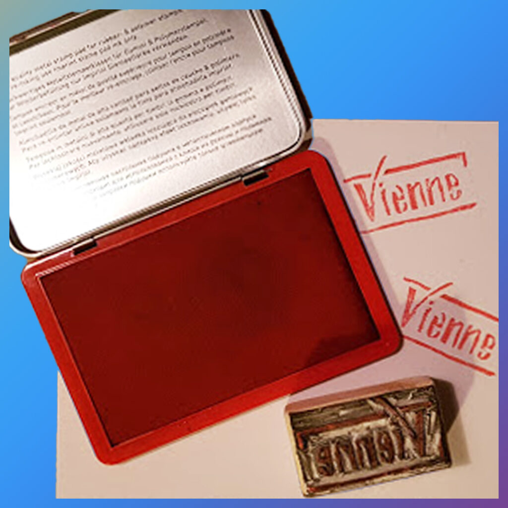 Persoonlijke naamstempel Vienne met rood stempelkussen.
