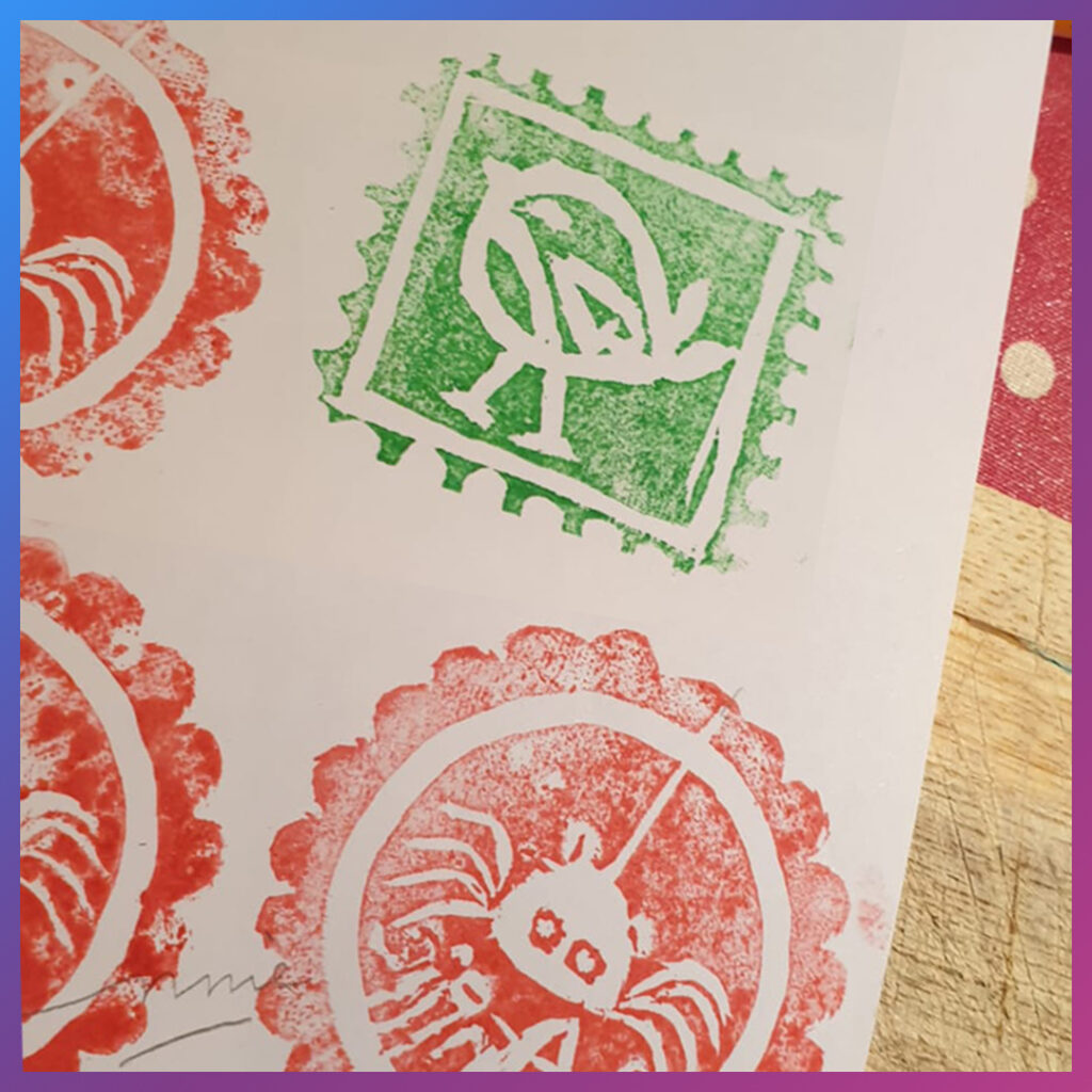 Afdrukken van ronde en vierkante stempels in rode en groene inkt.