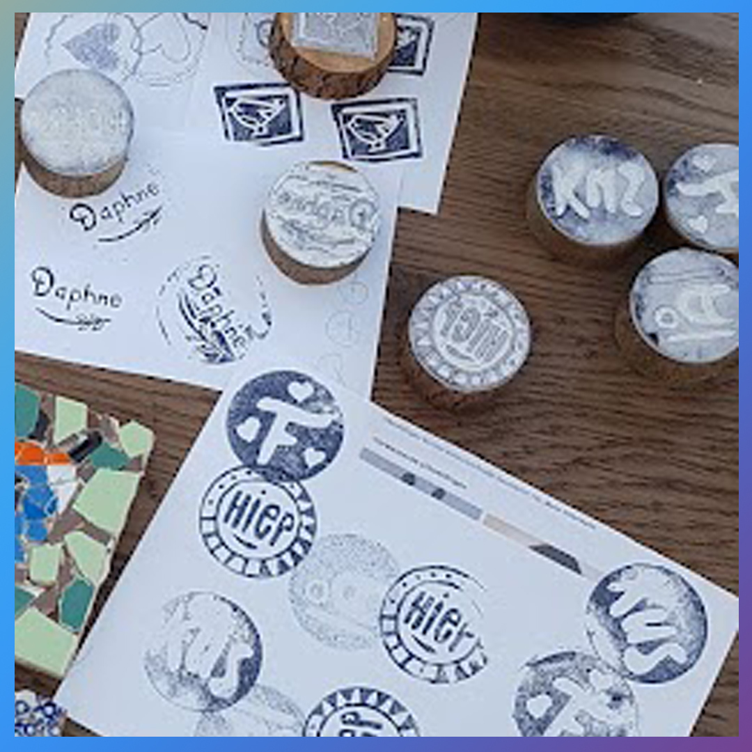 Zwart afgedrukte handgemaakte stempels tijdens de workshop.