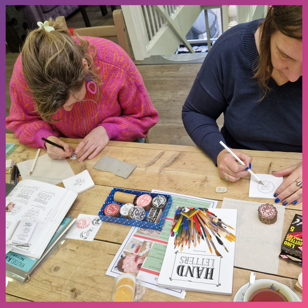 Deelnemers schetsen hun ontwerp tijdens de workshop stempels maken.