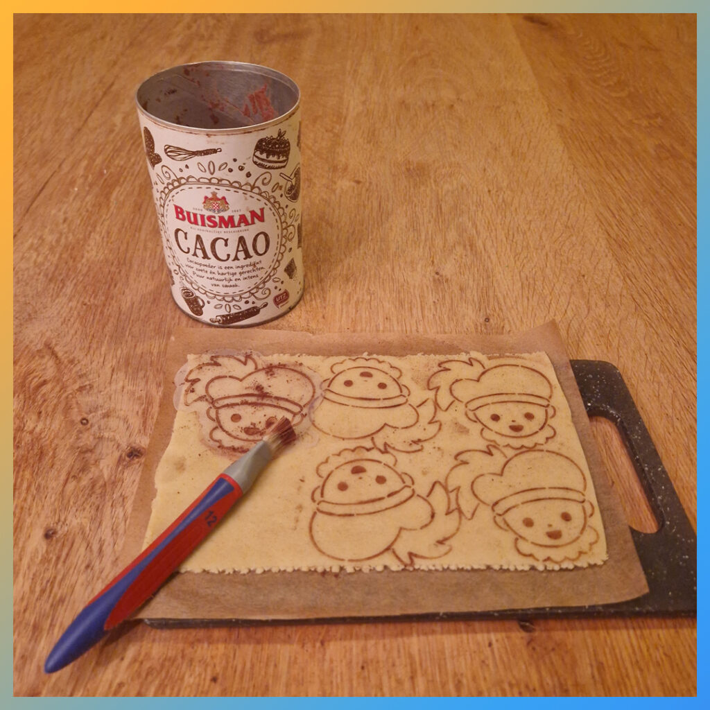 Stenciltekeningen op koekjesdeeg voor Sinterklaasfiguren.
