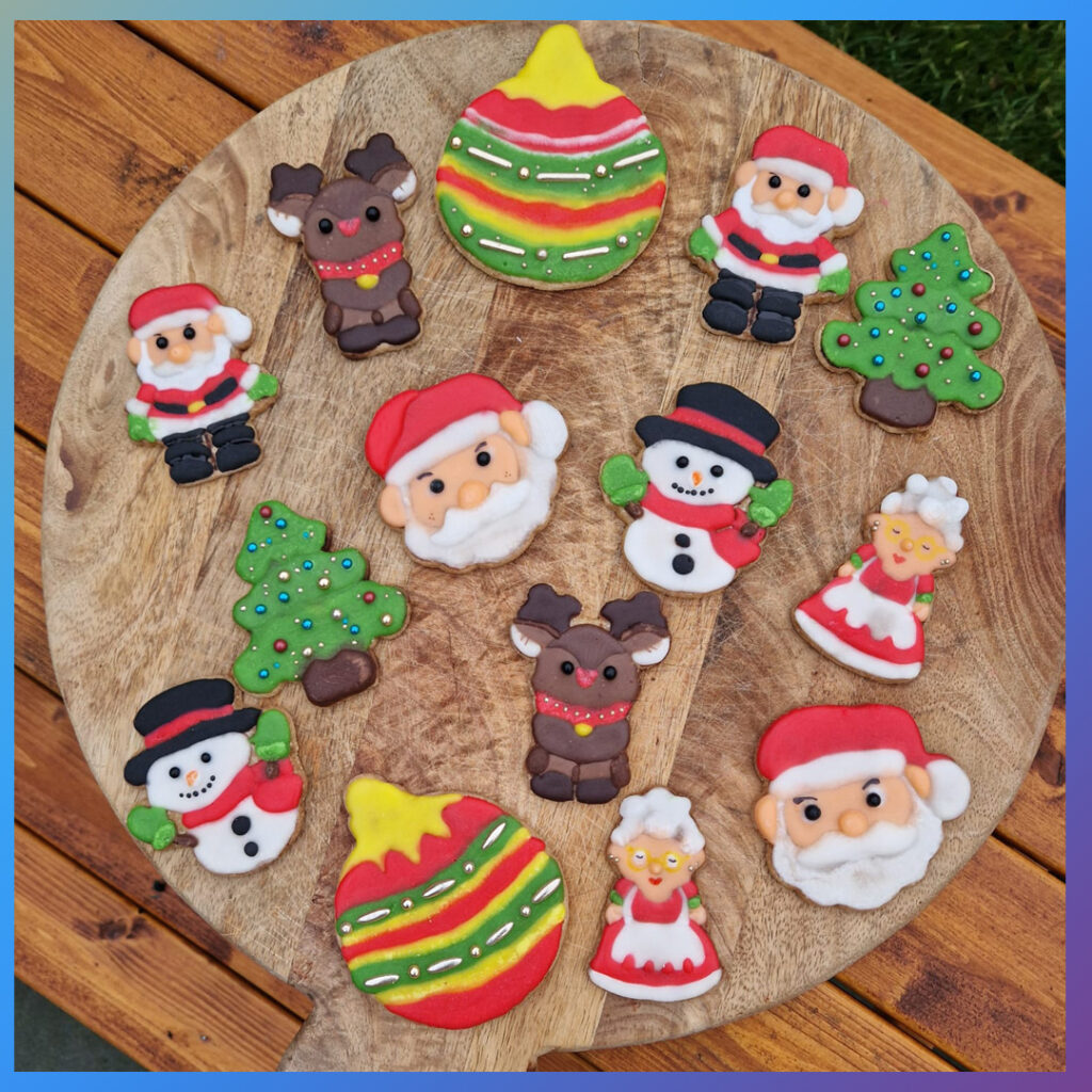 Houten plank met kerstkoekjes versierd met icing.