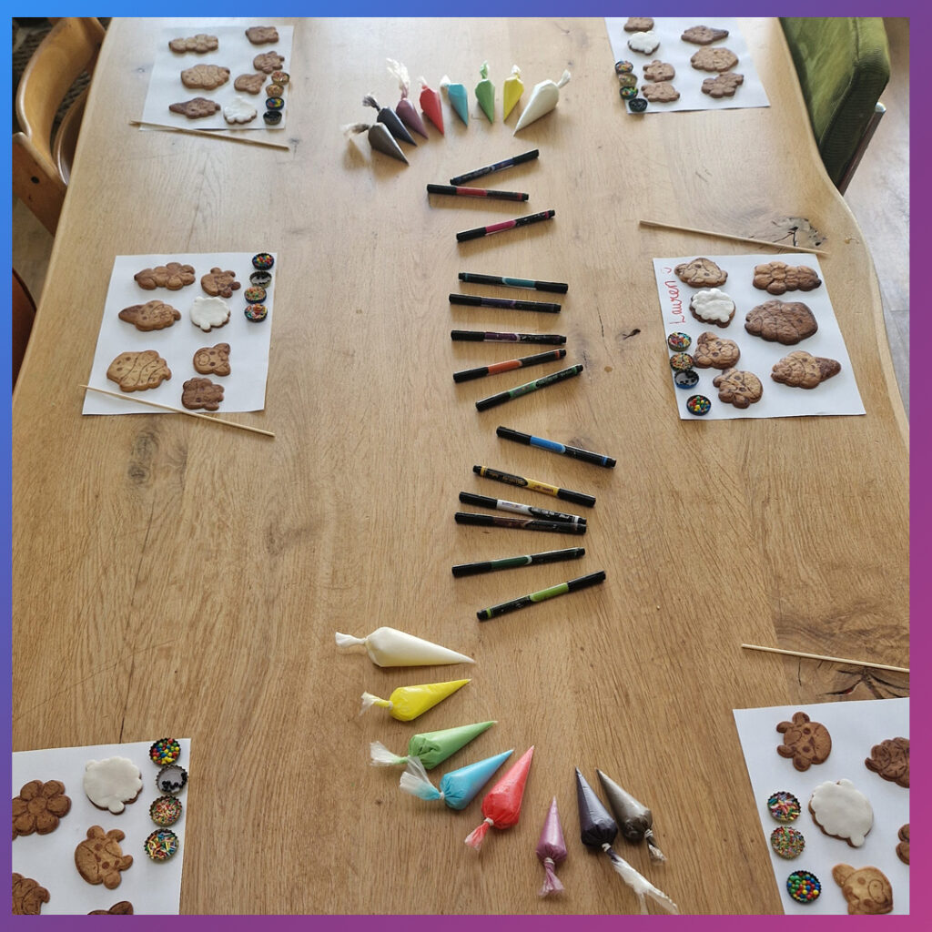 Workshoptafel gedekt voor feestelijk koekjes versieren.