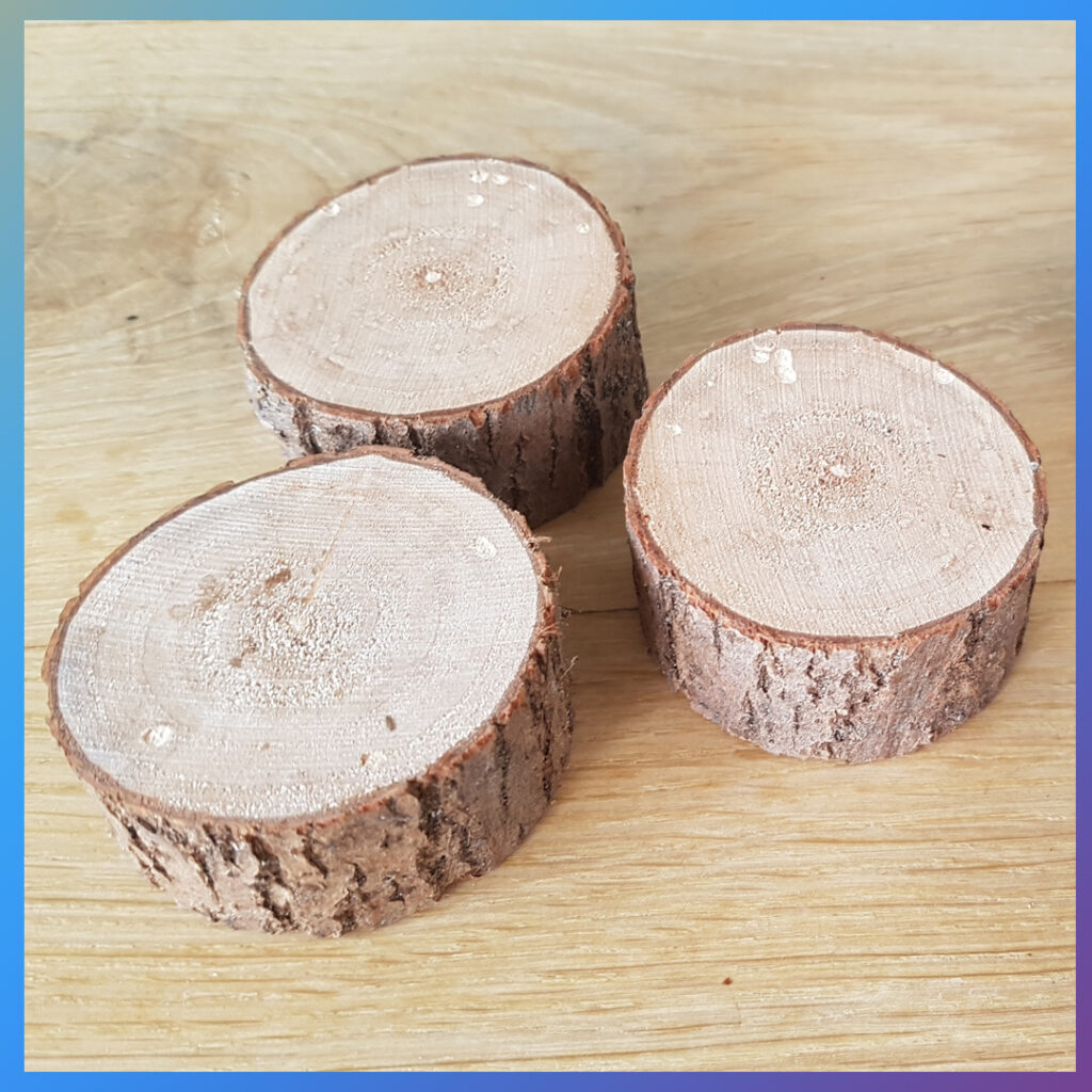 Zelfgezaagde houten schijfjes als basis voor linostempels