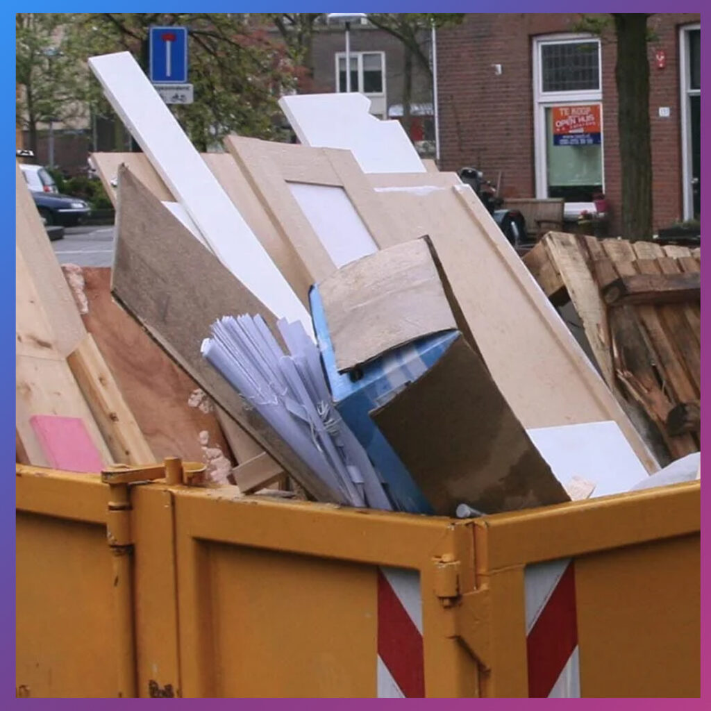 Houtafval in een bouwcontainer dat hergebruikt kan worden voor creatieve projecten