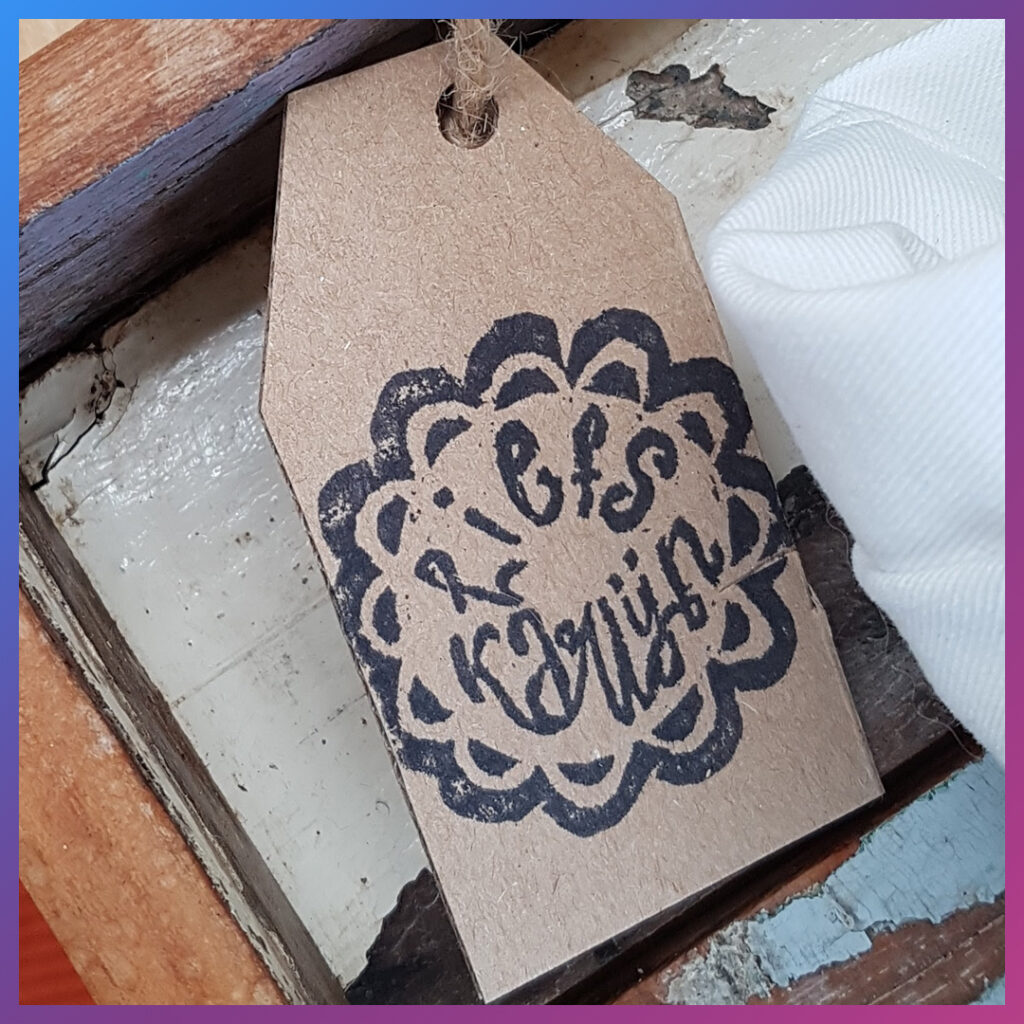 Handgemaakte stempel met de tekst ‘Liefs Karlijn’, afgedrukt op een gerecycled kartonlabel