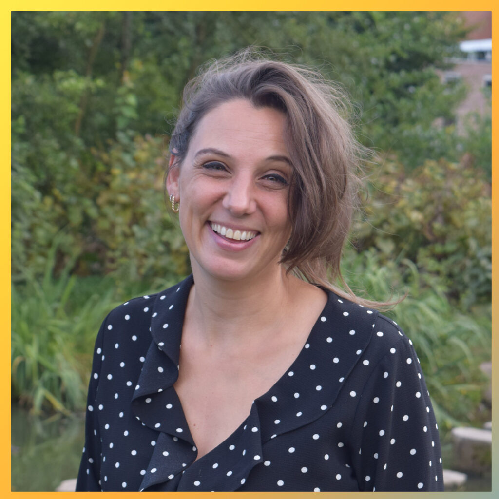 Karlijn van Kollenburg, oprichter van Wauw Workshops, in zwart-wit gestippelde jurk met staart