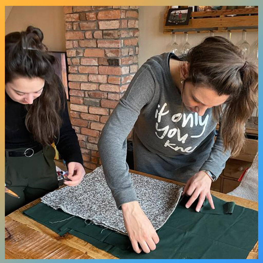 Twee dames maken een shopper van resttextiel tijdens een workshop