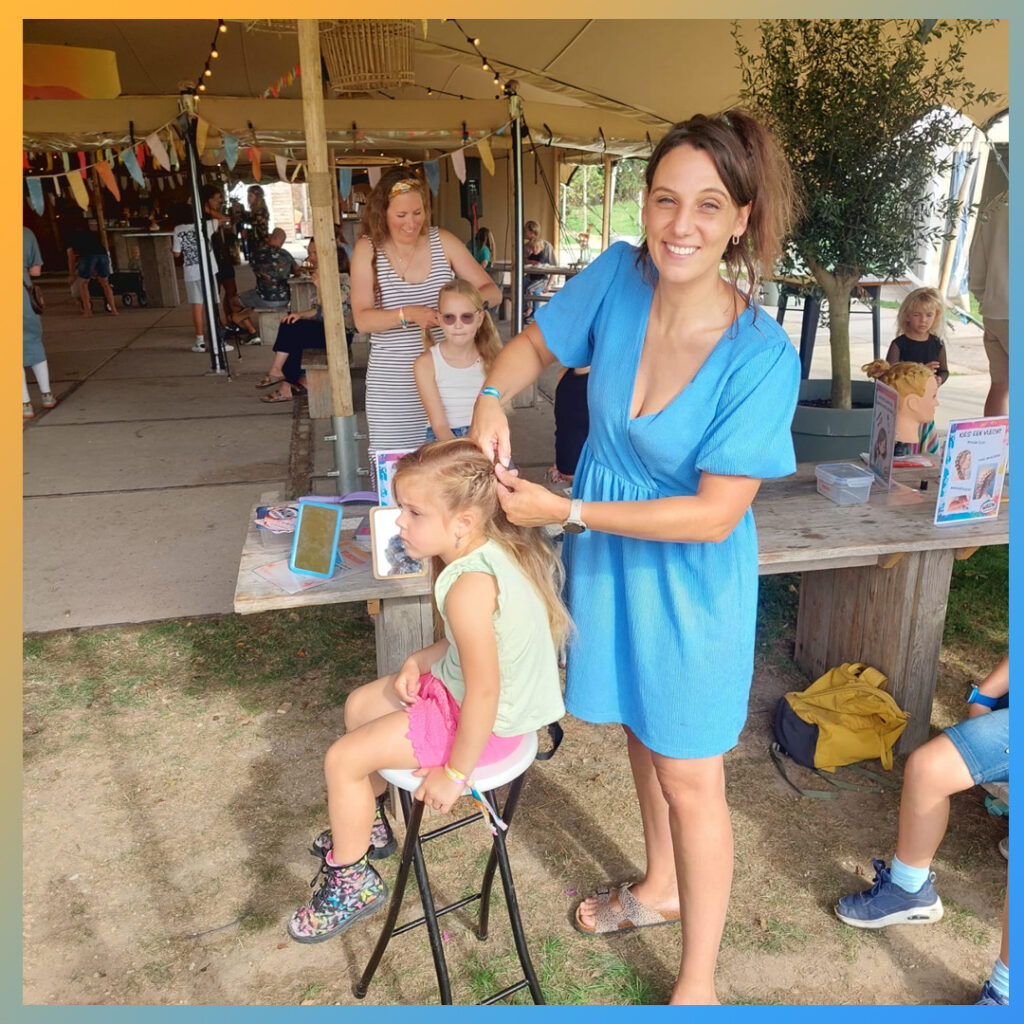 Karlijn van Kollenburg vlecht haren op festival Groen Geluk in Bunnik