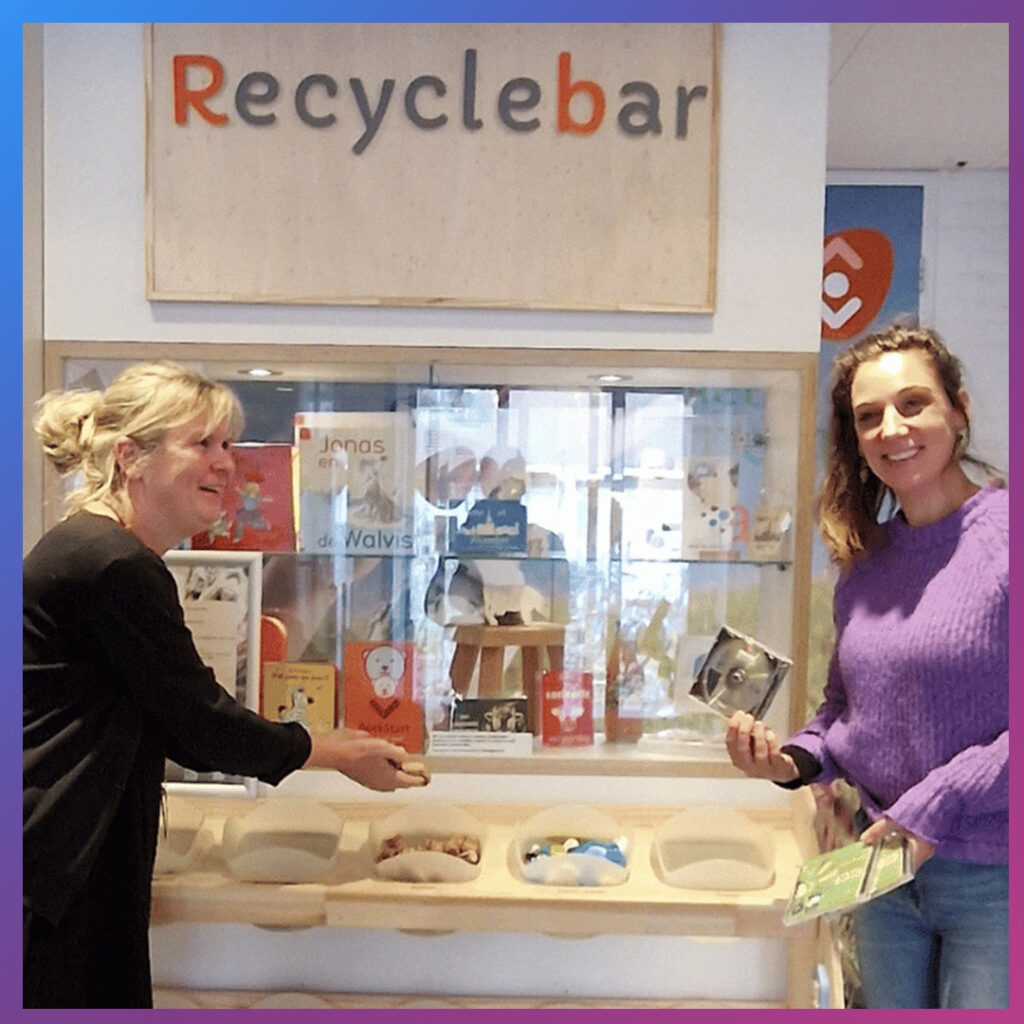 Karlijn van Kollenburg en Jacqueline van Noordenne bij de recyclebar in Bibliotheek Groene Hart