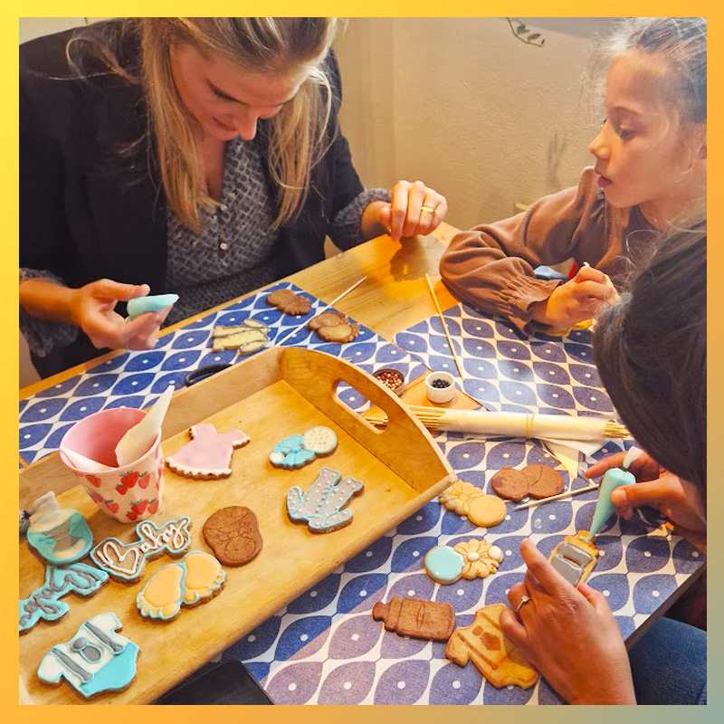 Babyshower workshop koekjes versieren met royal icing aan een tafel