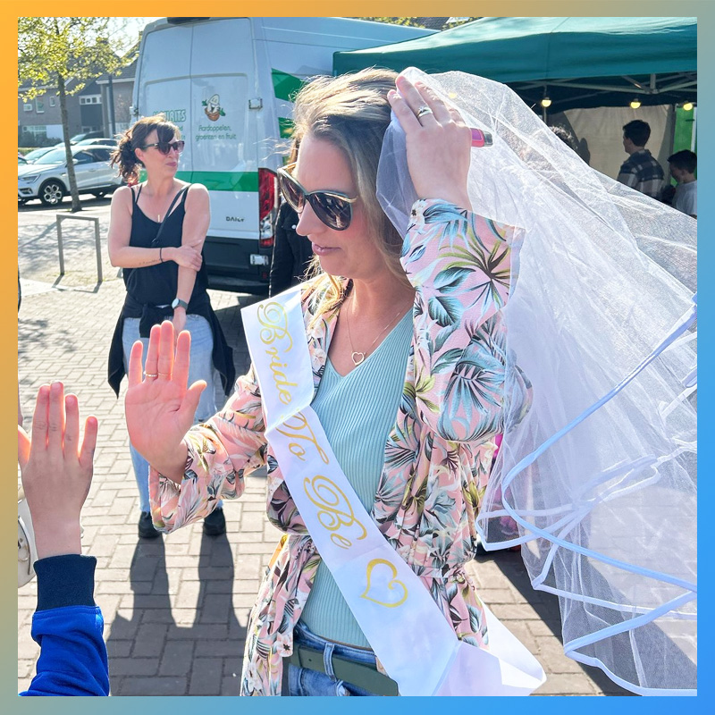 Bruid wordt opgehaald aan het begin van een vrijgezellenfeest