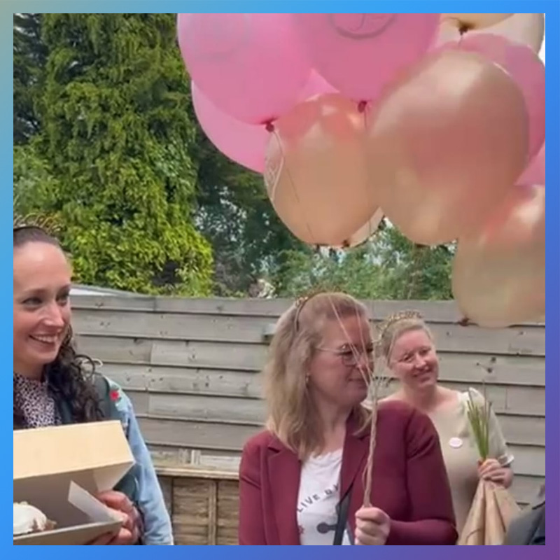 Luiertaart voor een jongetje met babyballonnen op de achtergrond