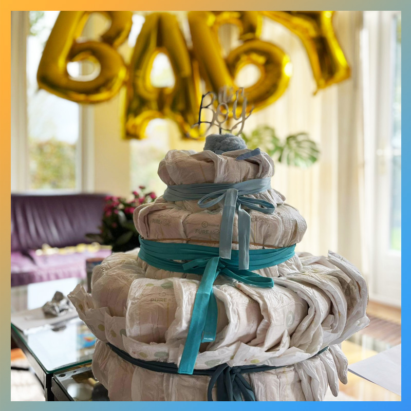 Luiertaart voor een jongetje met babyballonnen op de achtergrond