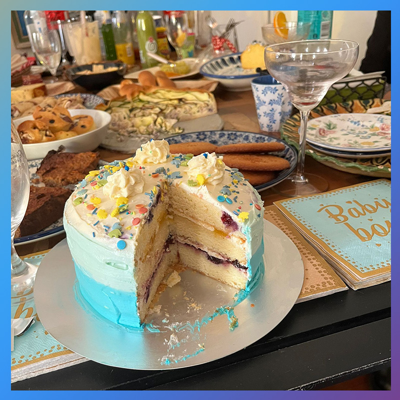 Babyshower tafel met hapjes en blauw gedecoreerde taart