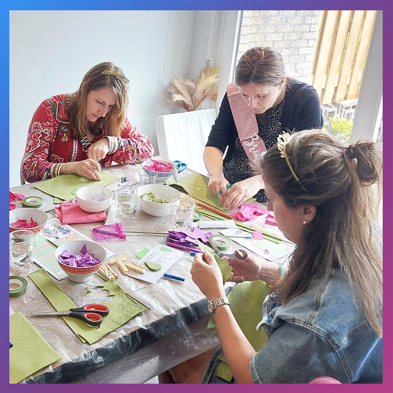 Vrijgezellenfeest workshop bloemen vilten met bruid aan tafel