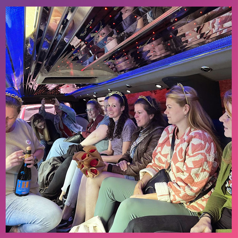 Vrijgezellenfeest met vriendinnen in een limosine