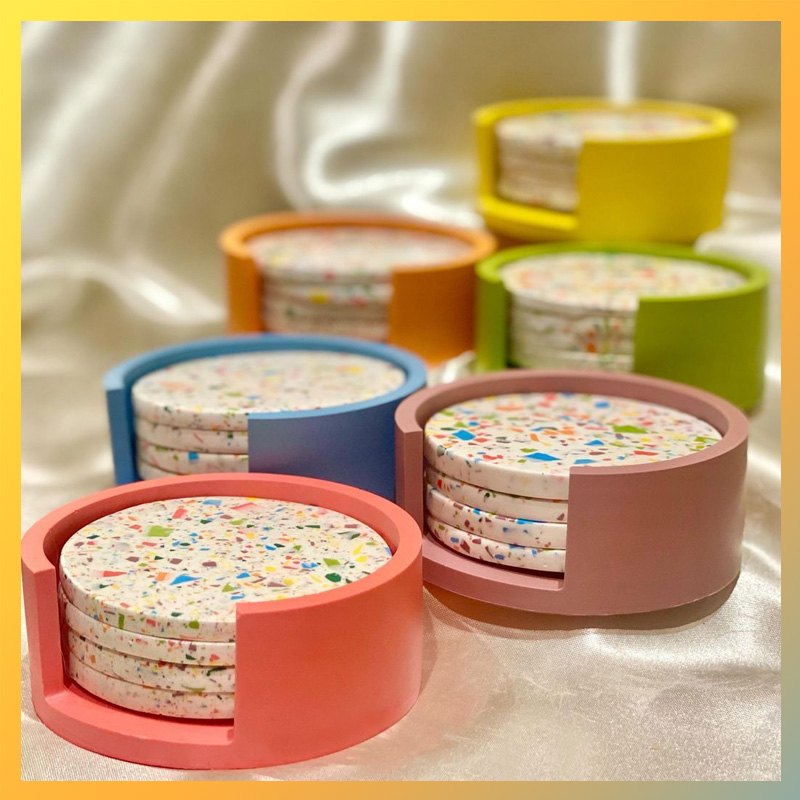 Onderzetters gemaakt van Jesmonite composiet met terrazzo-structuur