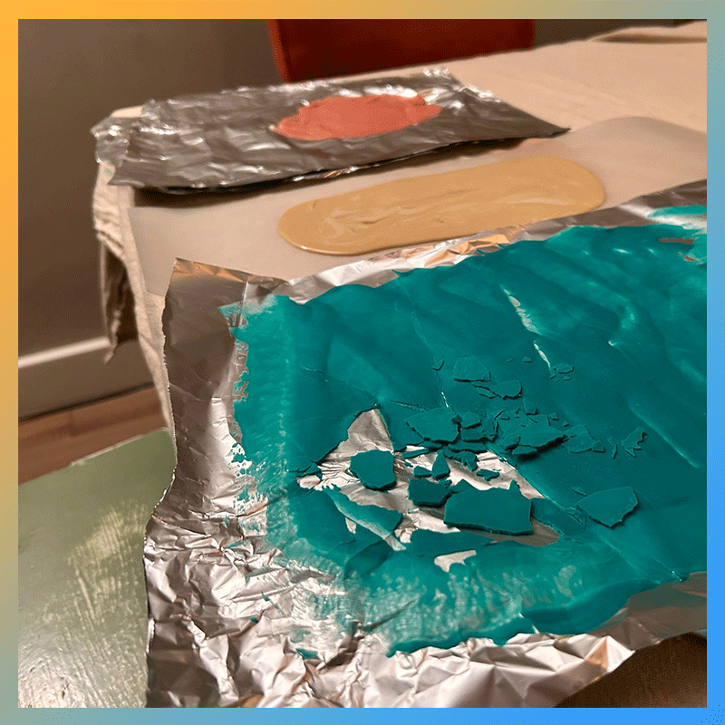 Jesmonite composietmengsel uitgesmeerd om terrazzo-stukjes te maken