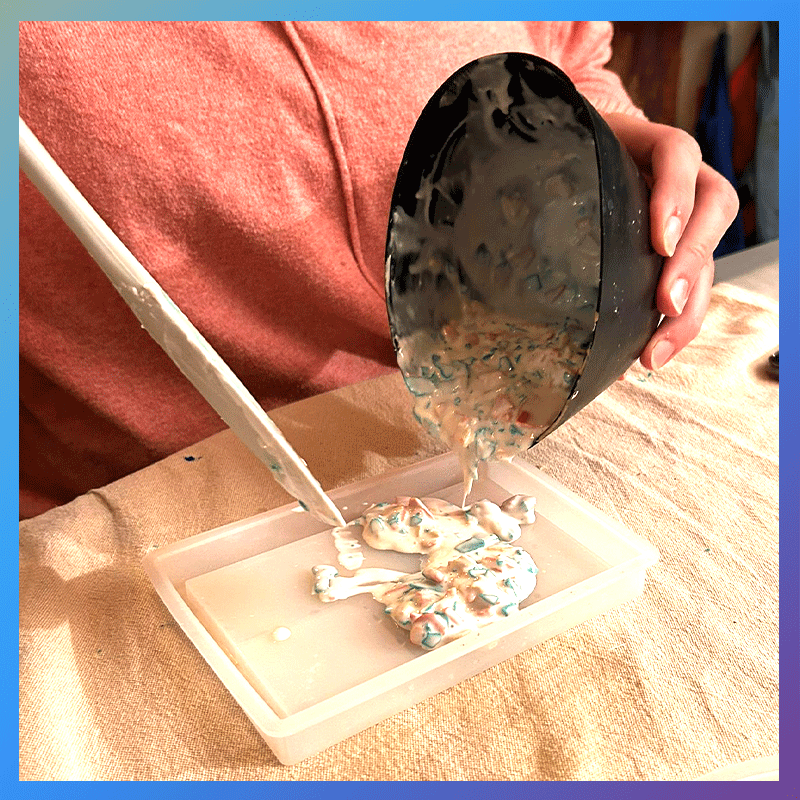 Het composietmengsel wordt uitgesmeerd op een niet-hechtend oppervlak om later in kleine terrazzo-stukjes te worden gebroken voor gebruik in gietwerk.