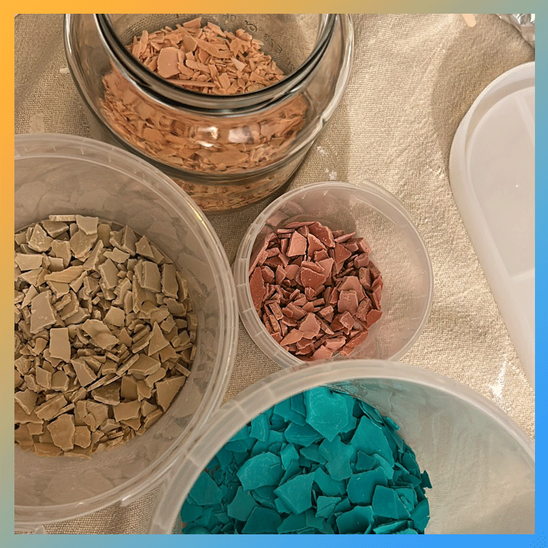 Vier verschillende kleuren terrazzo-stukjes in bakjes