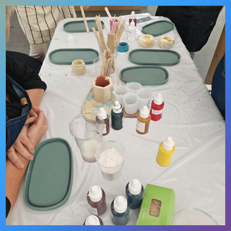 Workshoptafel met deelnemers klaar voor een terrazzo gietworkshop