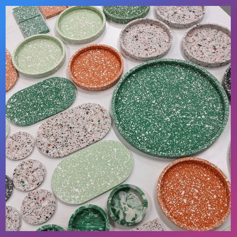 Afgewerkte terrazzo schaaltjes, onderzetters en trays op tafel