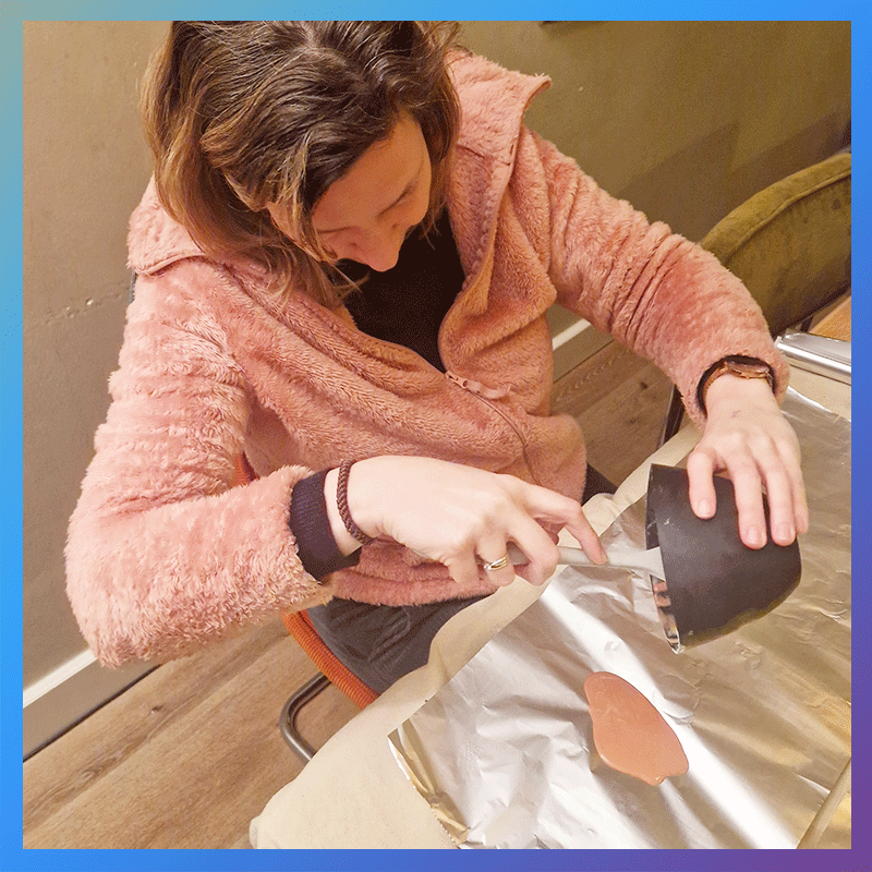 Deelnemer smeert Jesmonite composietmengsel uit voor terrazzo