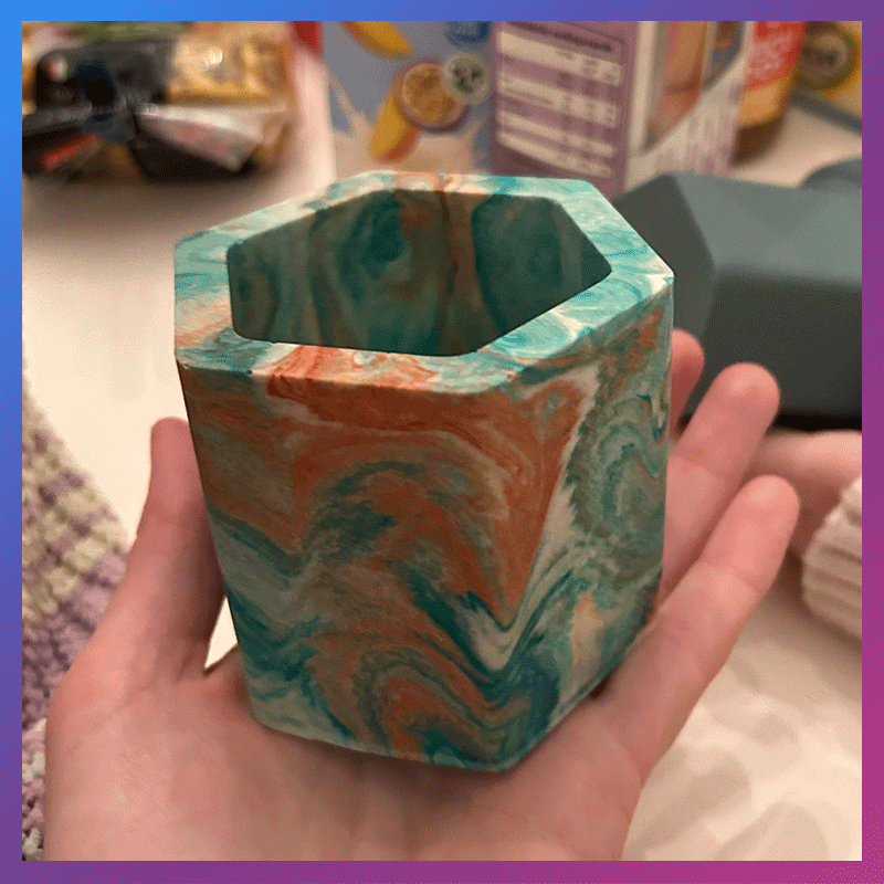 Plantenbakje van Jesmonite composiet in groen en terracotta marmerstijl