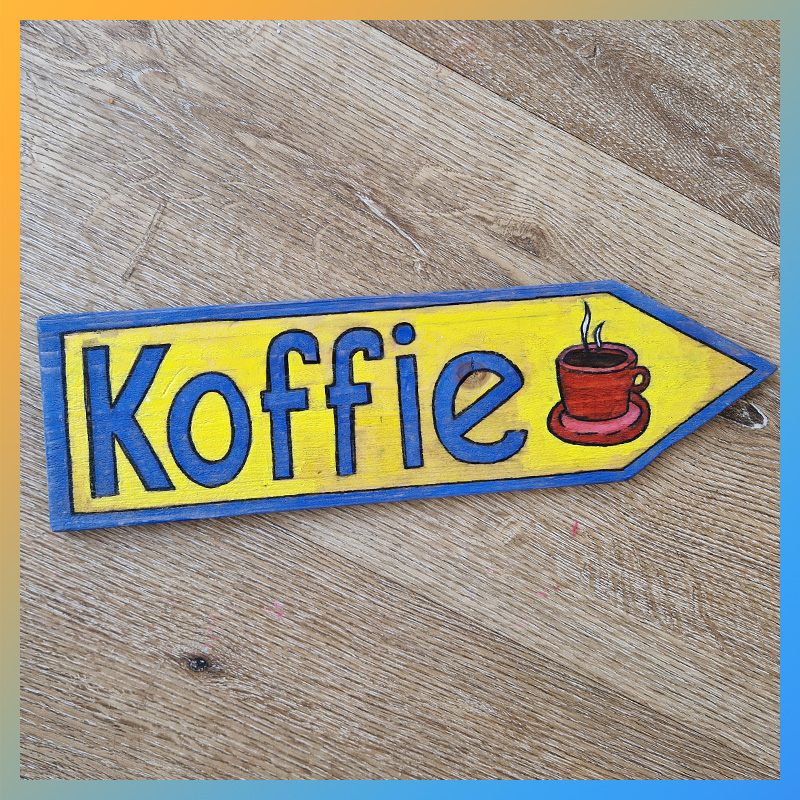Houten beschilderd wegwijzerbordje met koffie en een kopje als illustratie