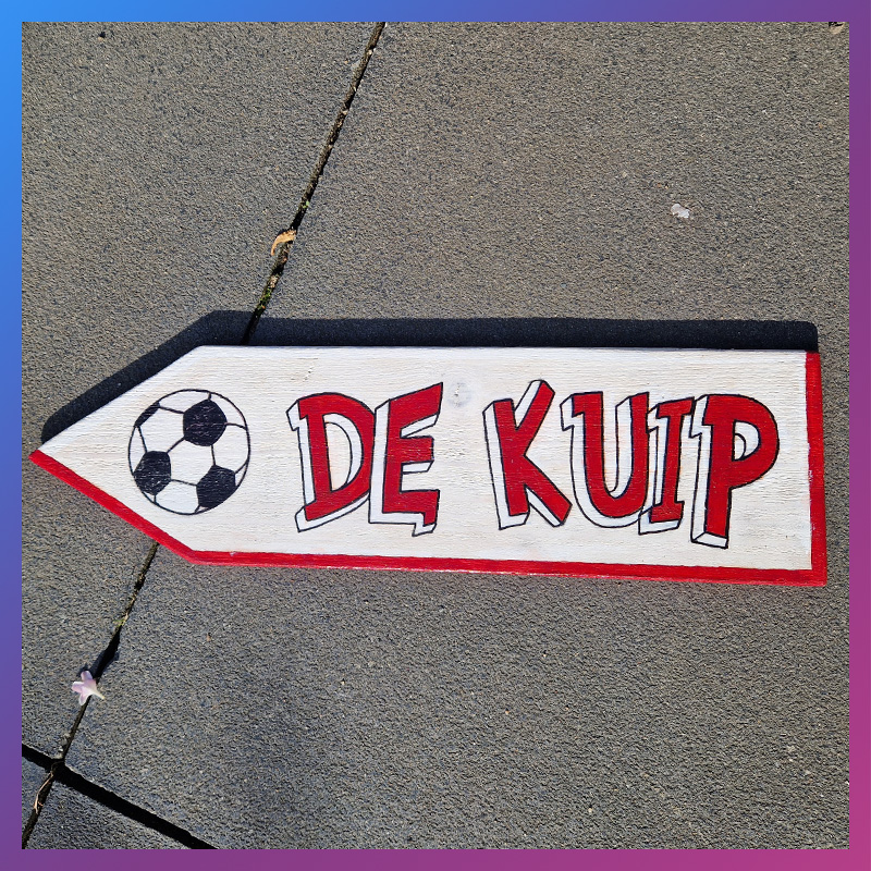 Houten beschilderd wegwijzerbordje met De Kuip in rood en wit