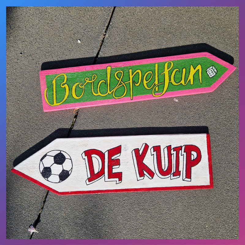 Houten beschilderd bordje met dobbelsteen en de tekst Bordspelfan