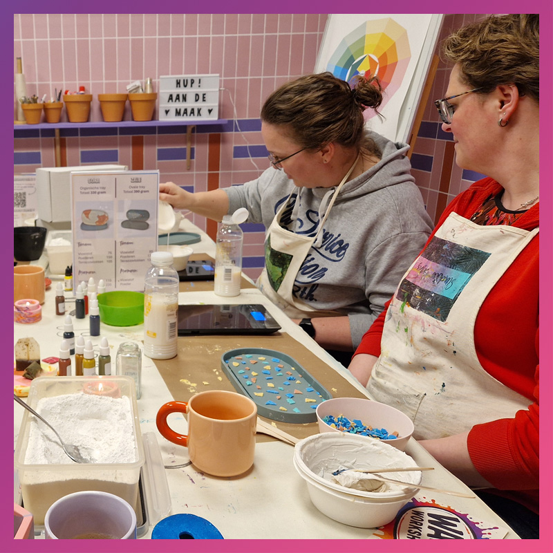 Deelnemers wegen grondstoffen af tijdens een terrazzo workshop items gieten