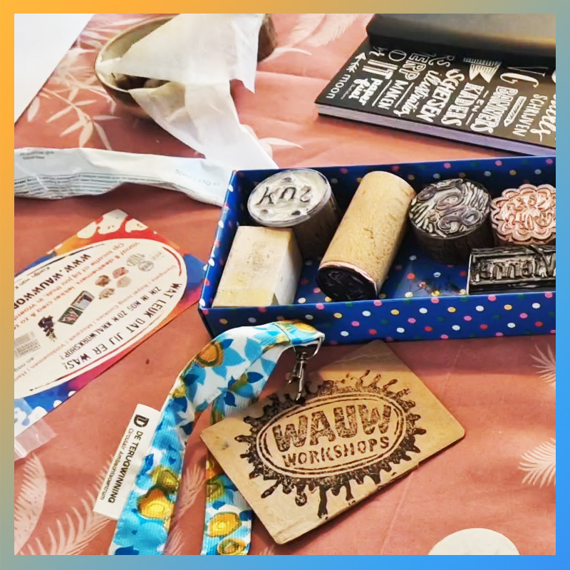 Verschillende zelfgemaakte lino stempels op tafel