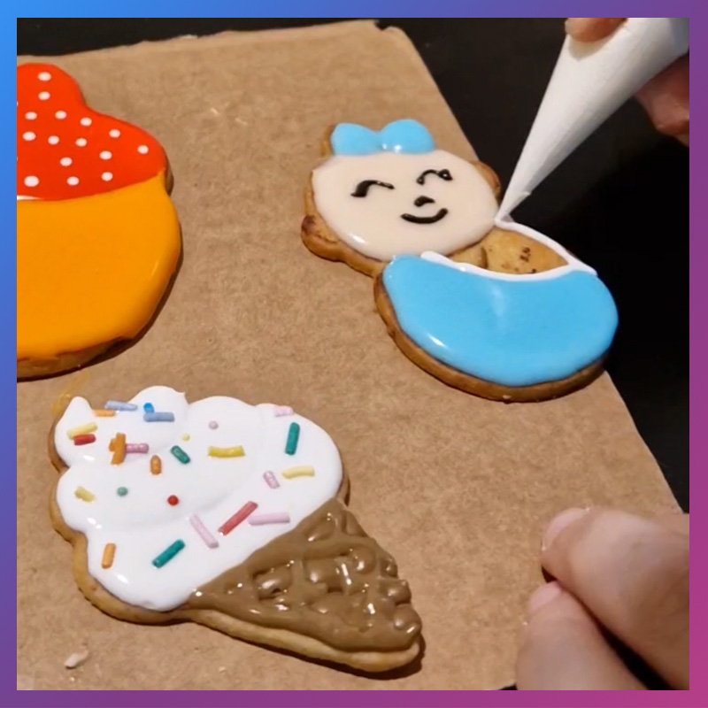 Royal icing koekjes decoreren met een spuitzak
