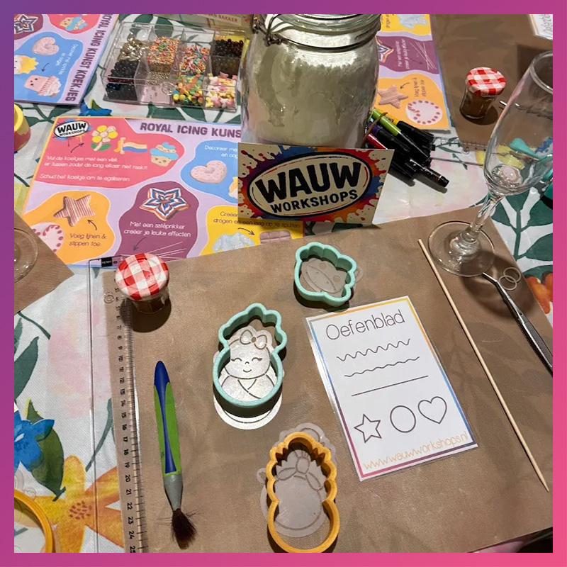 Tafel ligt klaar voor een workshop koekjes decoreren met royal icing bij Wauw Workshops