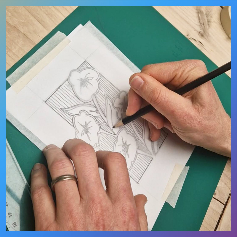 Overtrekken van een schets bij een linoworkshop van Wauw Workshops in Woerden