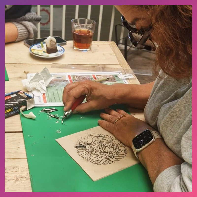 Vrouw gutst mandala uit bij Wauw Workshops Woerden