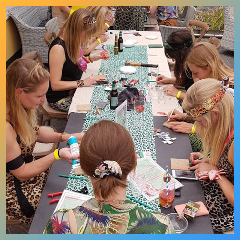 Groep meiden volgt een workshop mozaïeken met servies van Wauw Workshops