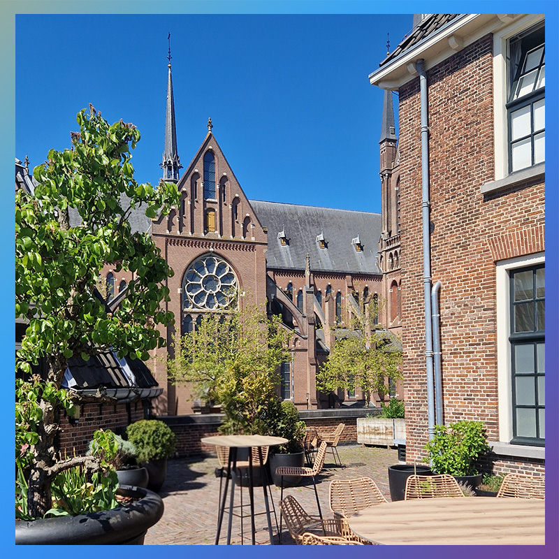 Terras van Kasteel 4 met uitzicht op de kerk.