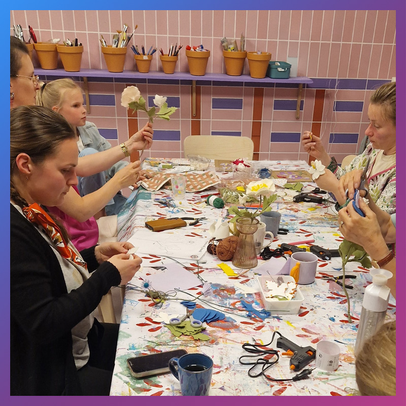 Jong en oud maakt bloemen van wolvilt bij Wauw Workshops Woerden