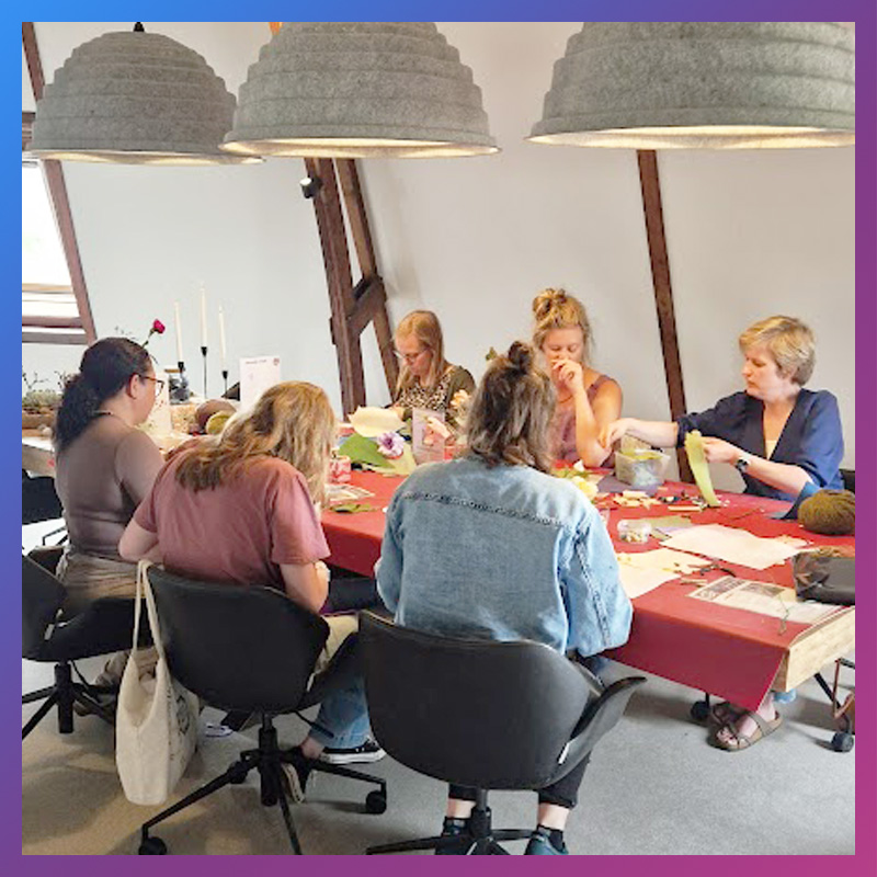 Groep bij Kasteel Woerden die een Workshop wolvilt bloemen volgt van Wauw Workshops