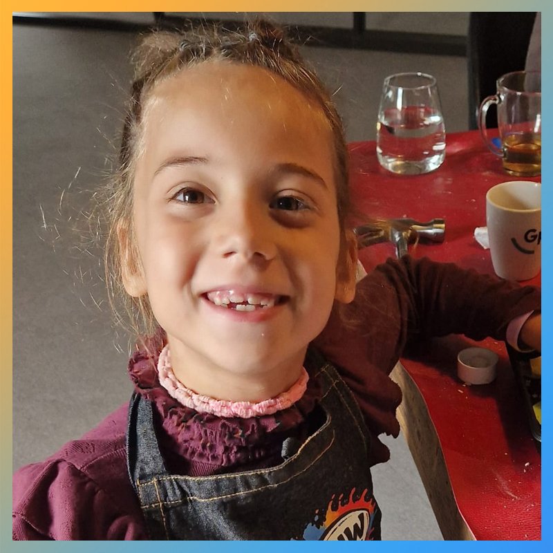 Kind dat een workshop volgt bij Wauw Workshops in Woerden