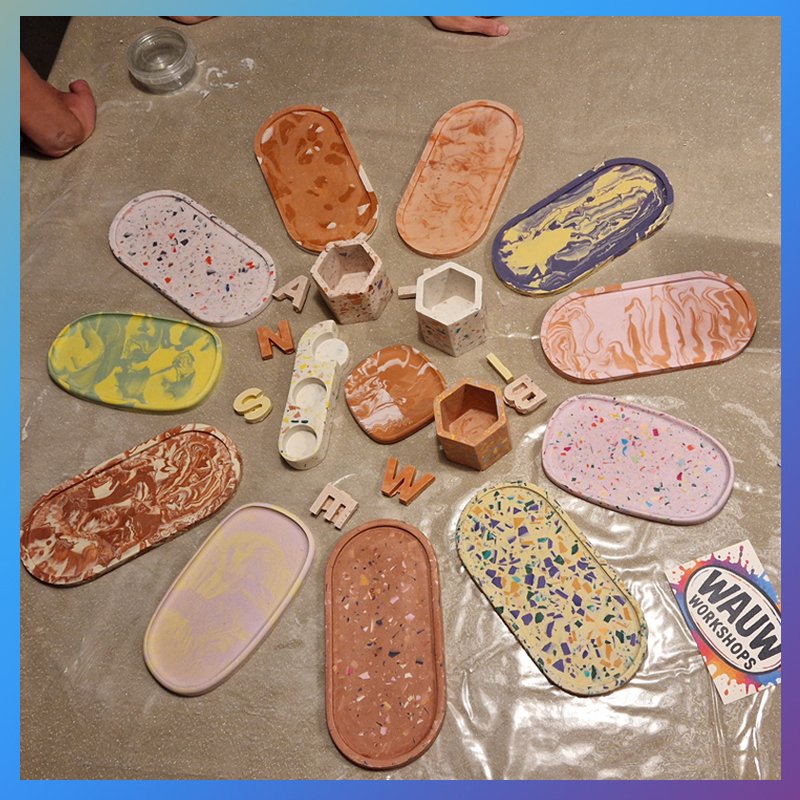 Een selectie van gegoten eco-composiet items, gemaakt door deelnemers tijdens een workshop terrazzo en marmer gieten.